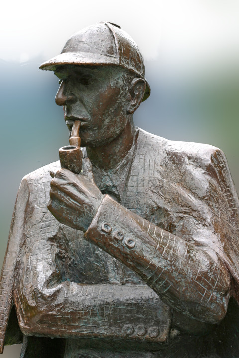 Statua in bronzo di Sherlock Holmes: in piedi, con la pipa in bocca