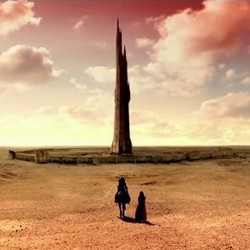Due figure di spalle che vanno verso un'altissima torre in un panorama deserto