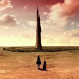 Due figure di spalle che vanno verso un'altissima torre in un panorama deserto